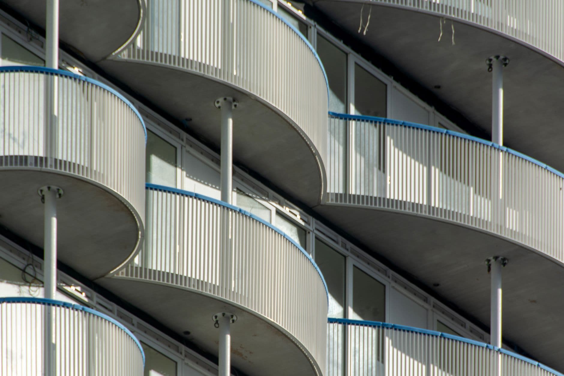 თანამედროვე აივნის რკინის მოაჯირი ლამაზი ხედით ქალაქზე