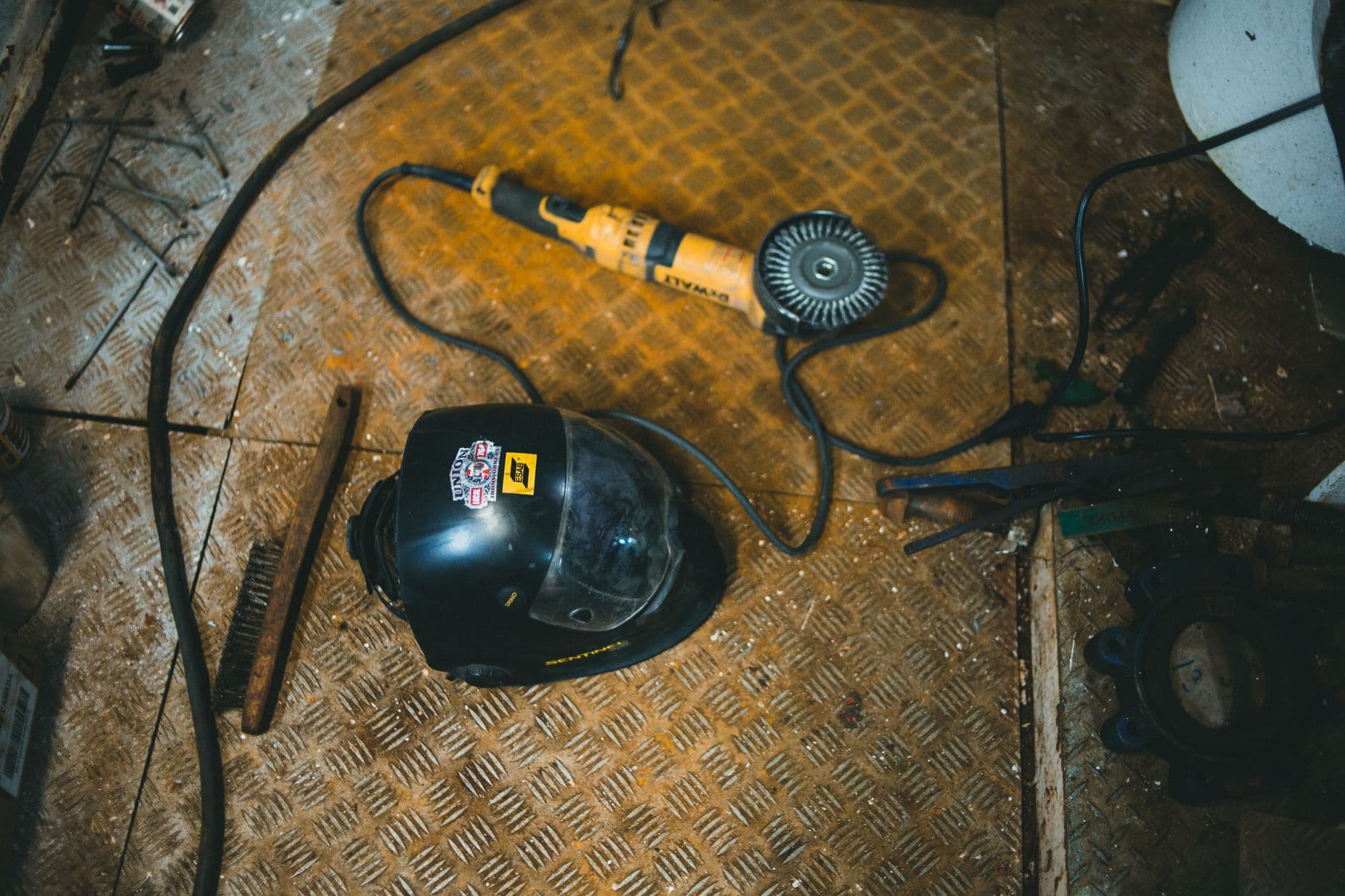 ხელოსანი თბილისის საამქროში აკეთებს ლითონის დეტალებს თანამედროვე ხელსაწყოების გამოყენებით